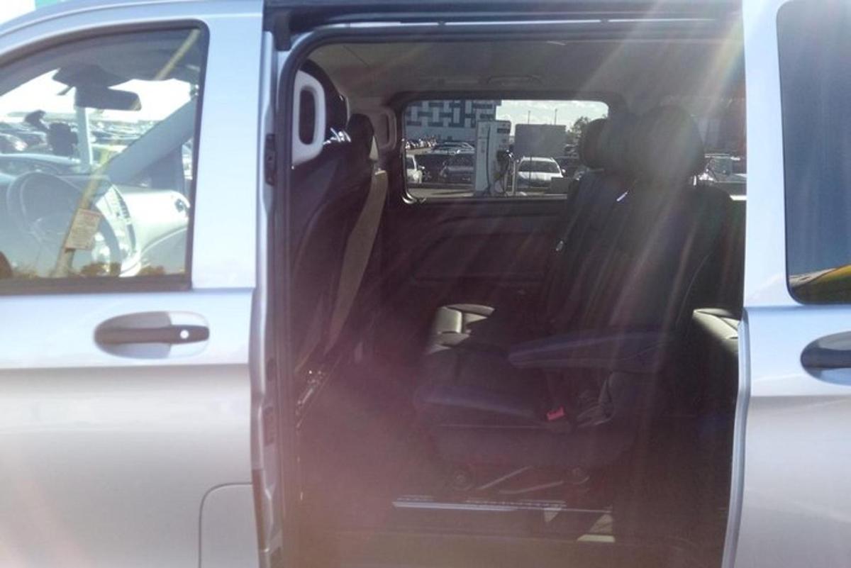 una porta posteriore aperta di un camion bianco