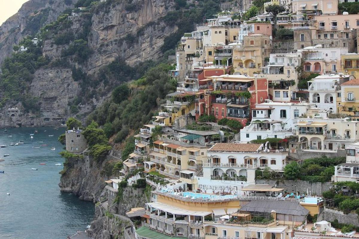 un gruppo di case su una montagna vicino all'acqua