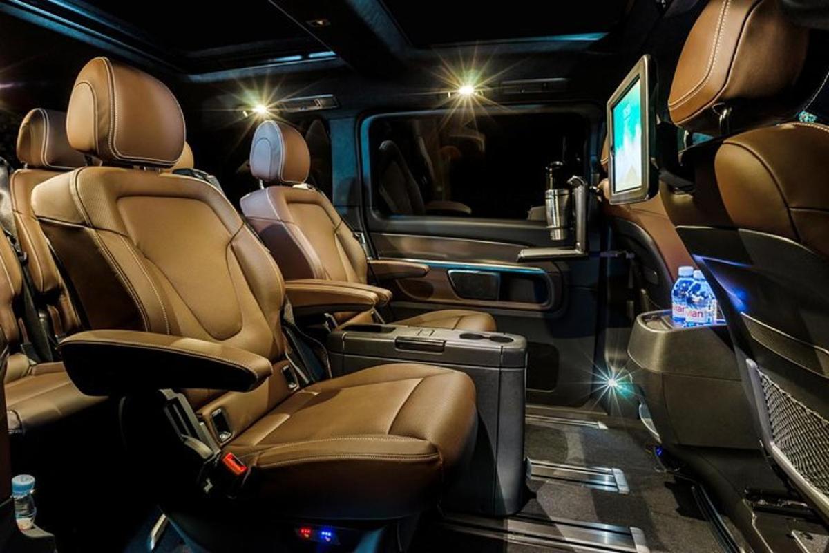 o vedere a scaunelor din spate ale unui vehicul