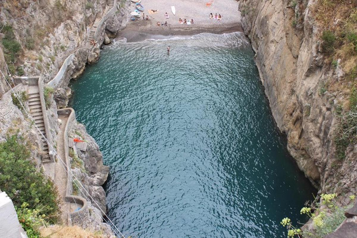 una vista aerea di uno specchio d'acqua con una spiaggia