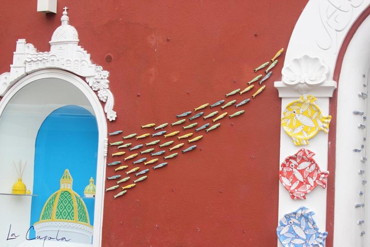 un muro rosso con un mucchio di cose sopra