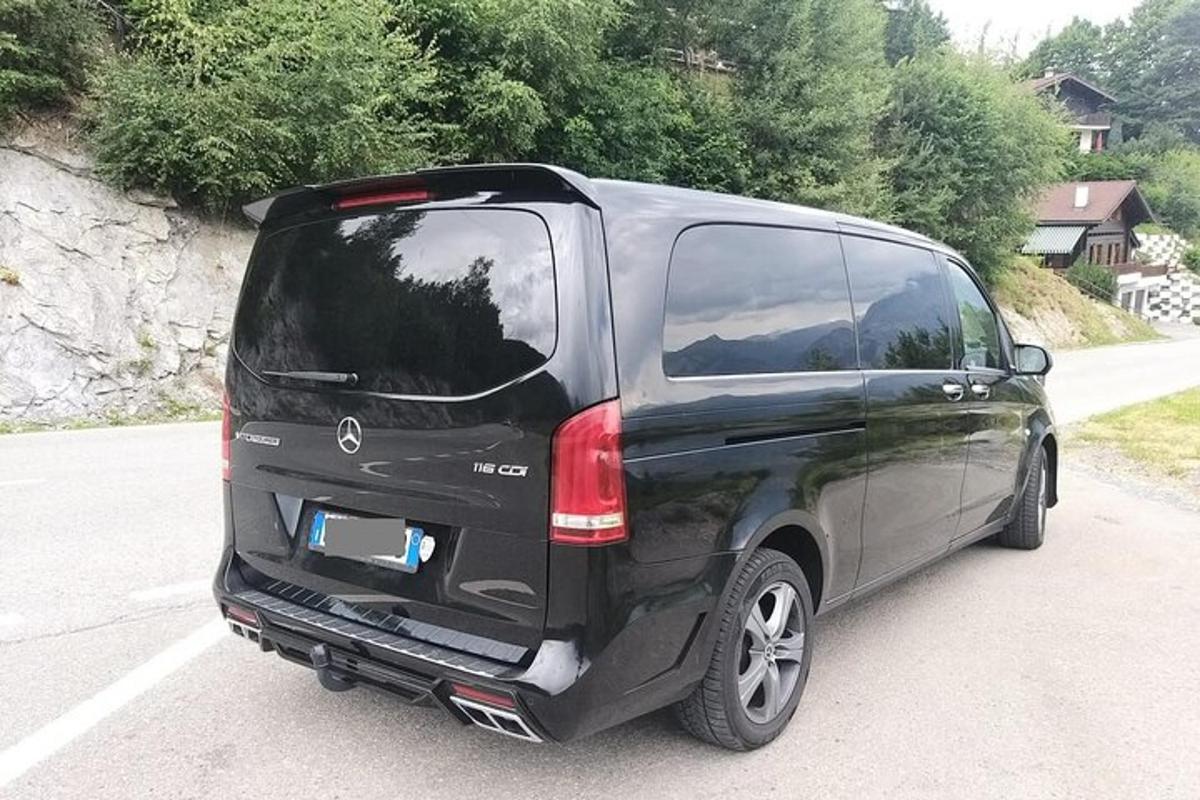 must kaubik pargitud parklasse
