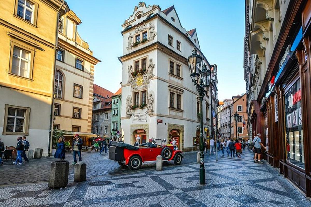 un'auto rossa parcheggiata davanti a un edificio alto