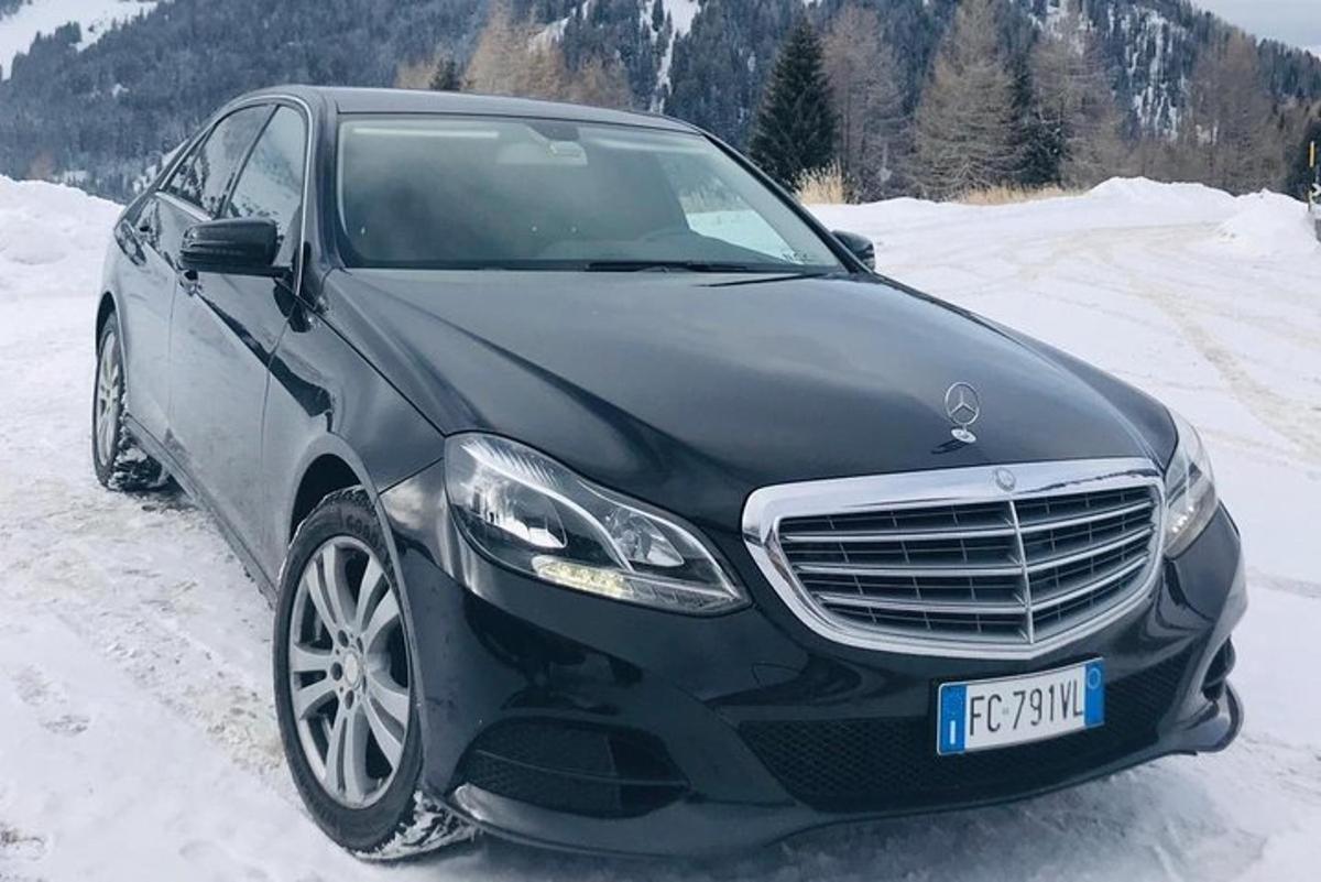 sebuah kereta hitam diletakkan di dalam salji