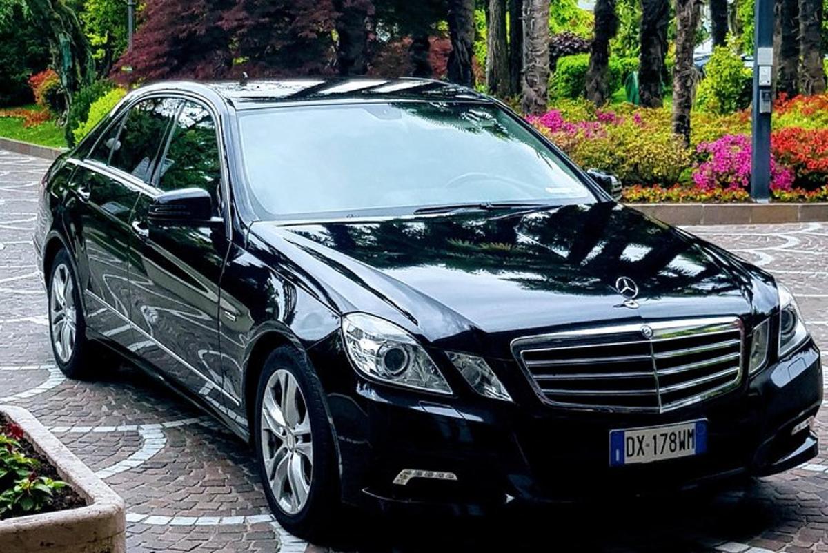 sebuah kereta hitam diletakkan di tempat letak kereta