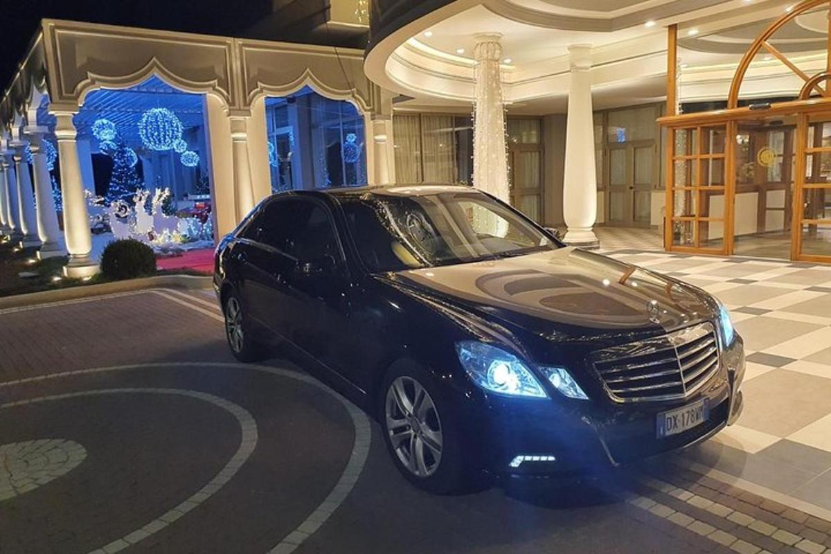 o mașină neagră parcată în fața unei clădiri