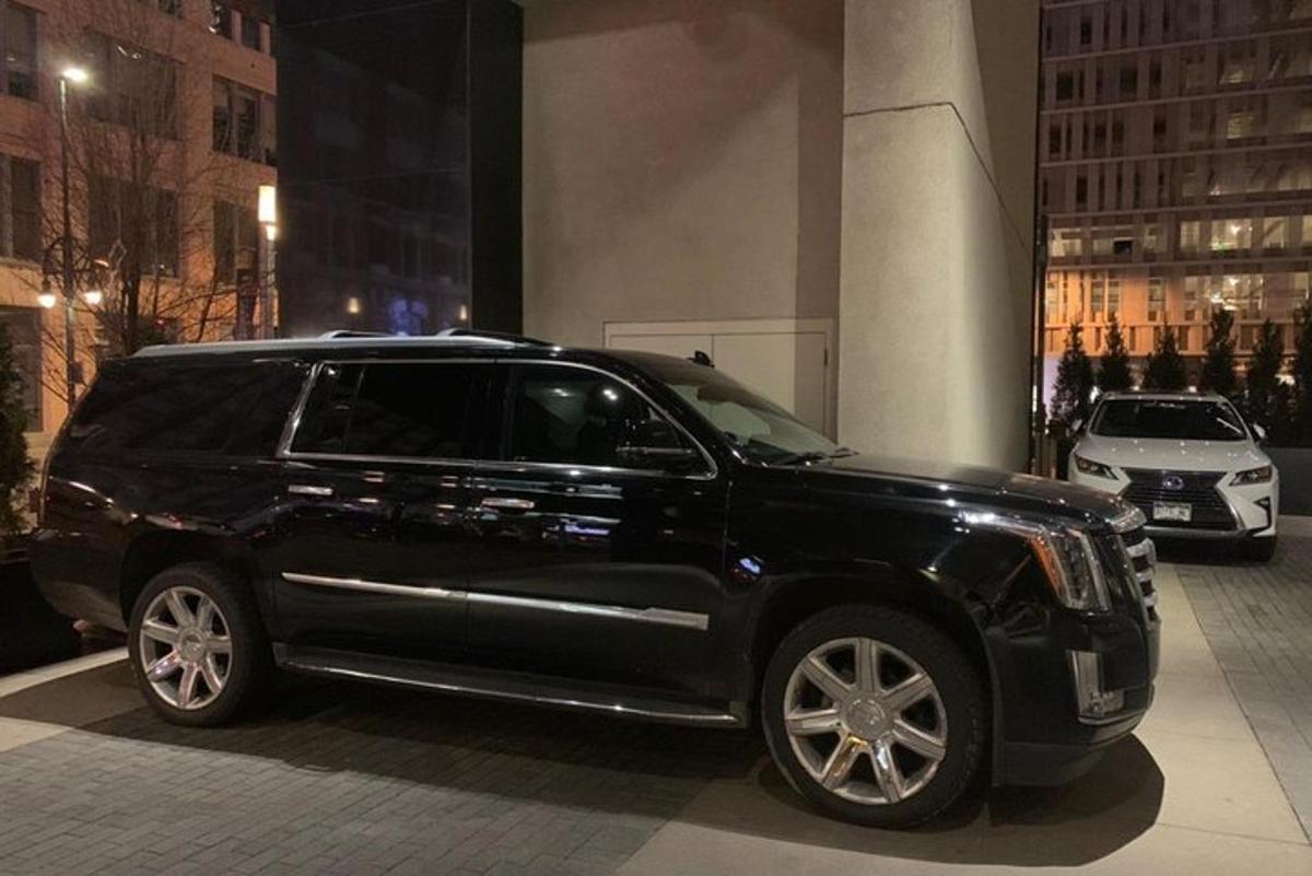 un SUV nero parcheggiato in un edificio