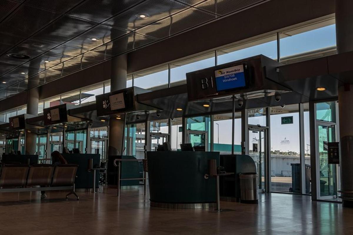 lennujaama terminal toolide, laudade ja akendega