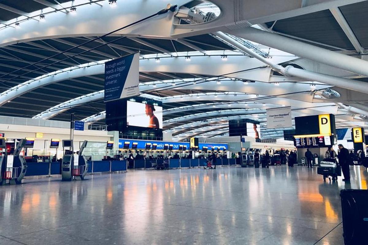 lennujaama terminal, kus inimesed ootavad oma pagasit
