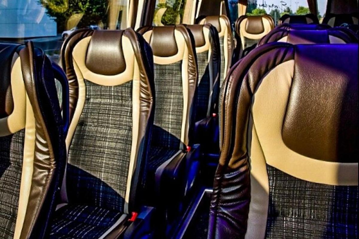 řada prázdných sedadel v autobuse