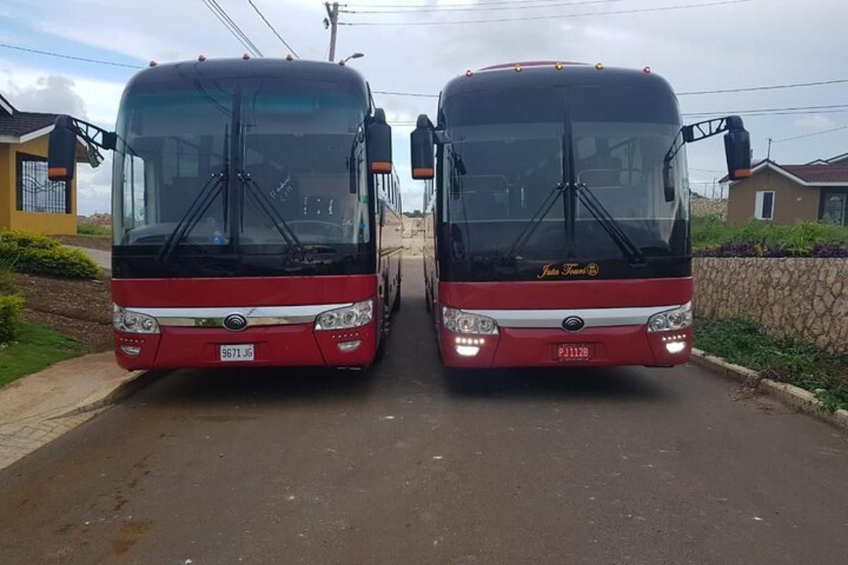 dua buah bas diletakkan bersebelahan di sebatang jalan