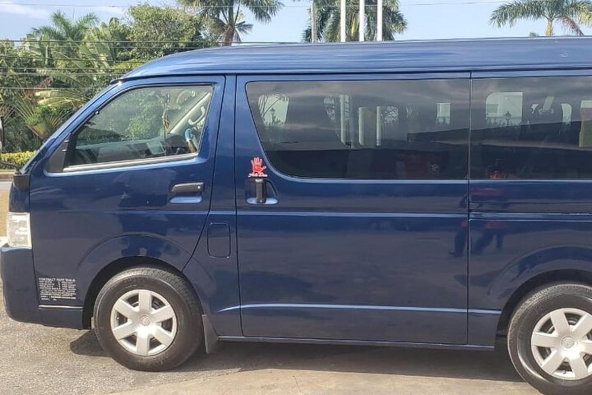 sebuah van biru diletakkan di tempat letak kereta