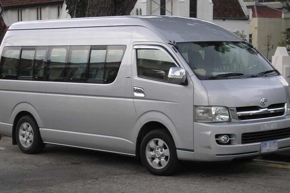 bir otoparka park edilmiş gümüş renkli bir minibüs