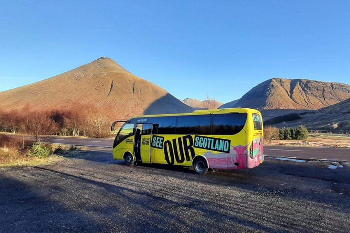 en gul buss parkert ved siden av en vei