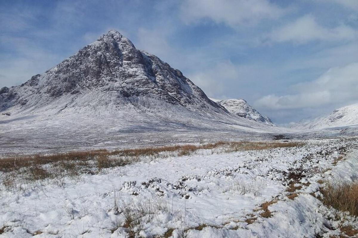 una montagna con la neve sopra in un campo