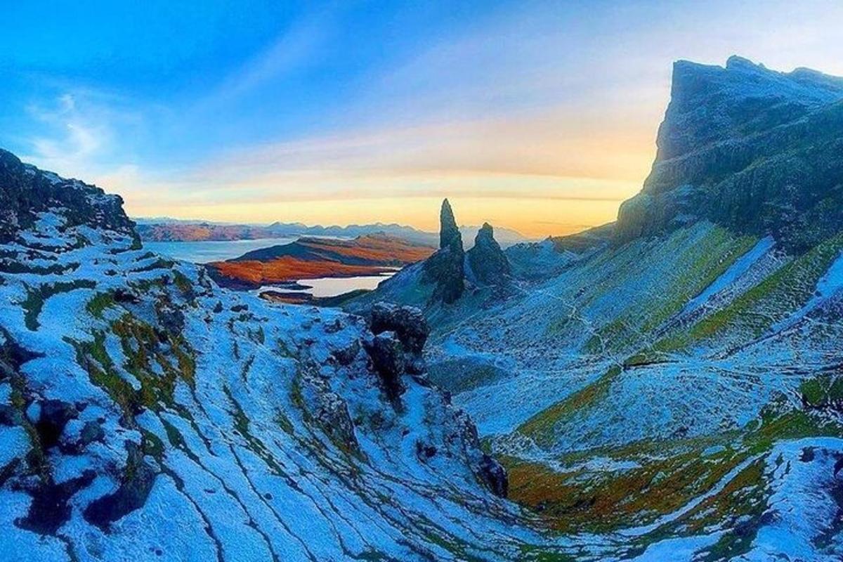 en luftfoto av et snødekt fjell med en innsjø