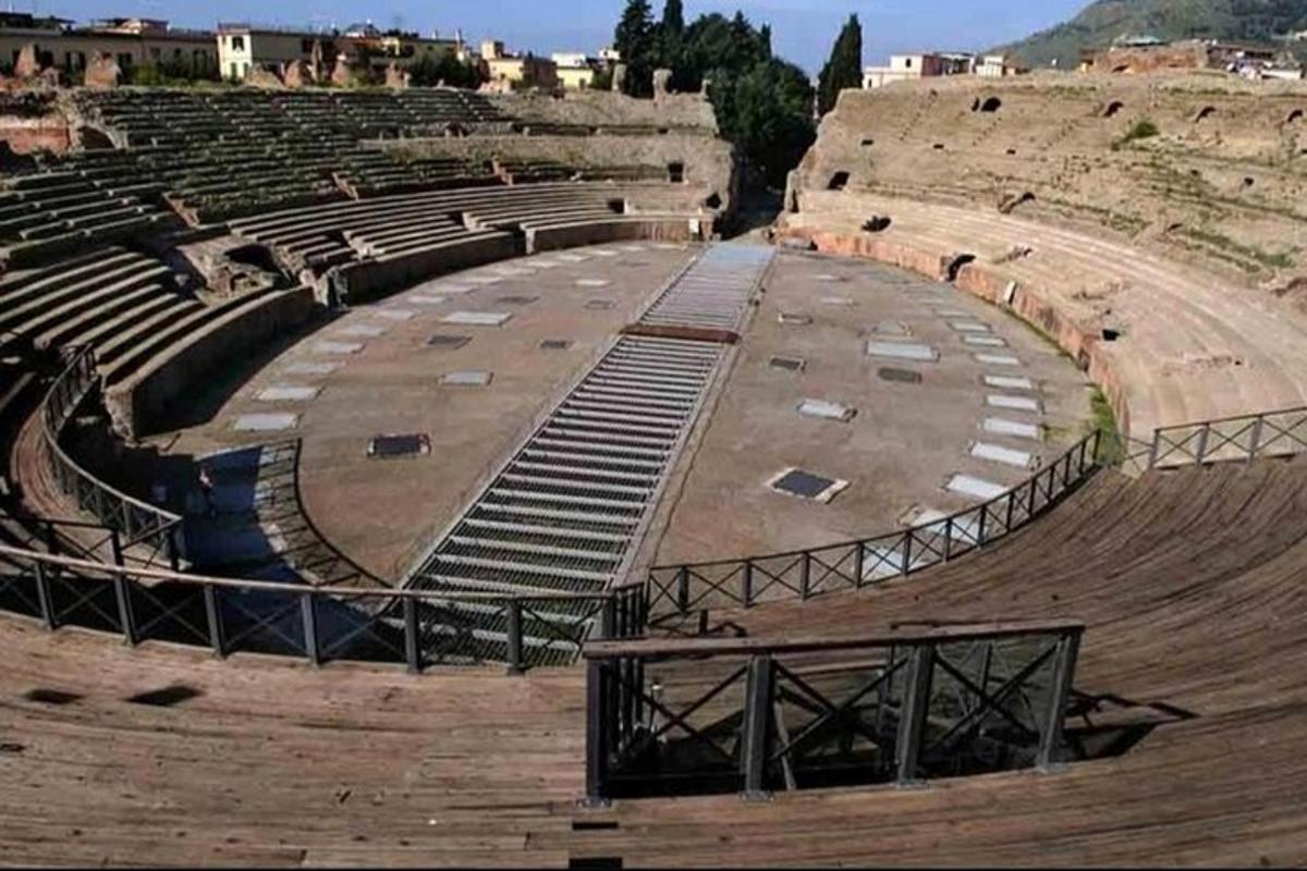 ένα άδειο αμφιθέατρο με ένα σωρό καθίσματα