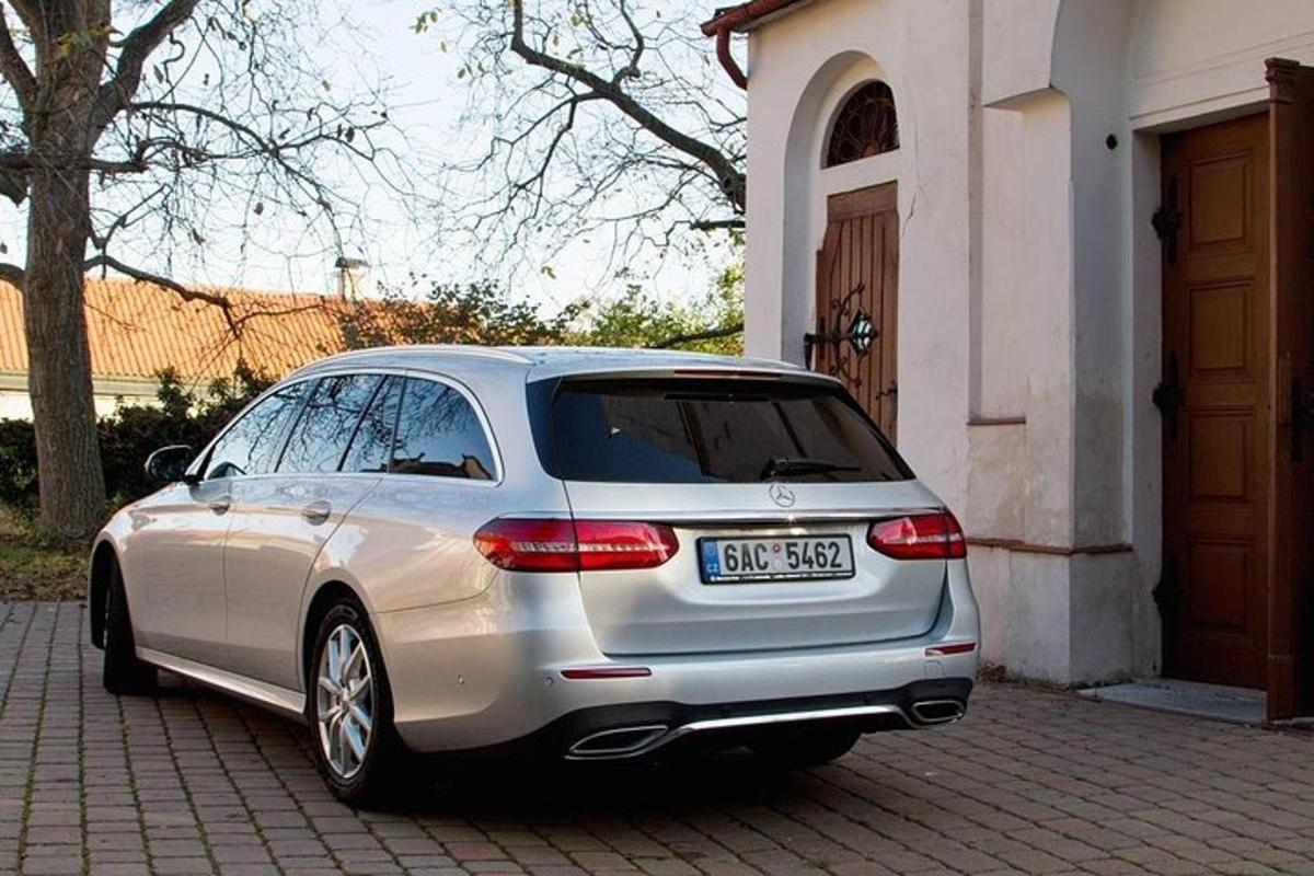 een zilveren auto geparkeerd voor een gebouw