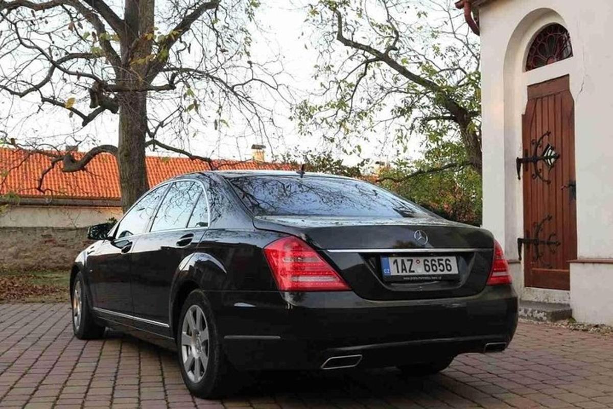 црни аутомобил паркиран испред куће