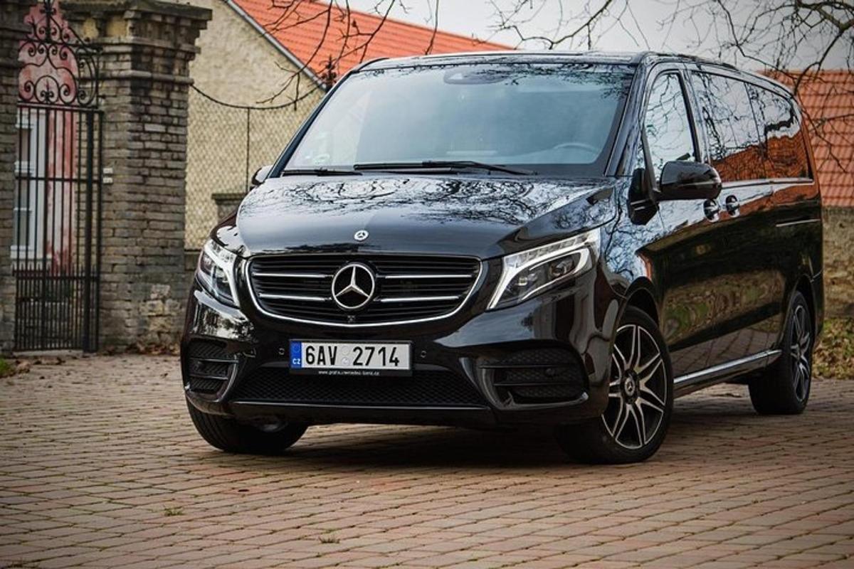 een zwarte auto geparkeerd op een stenen weg