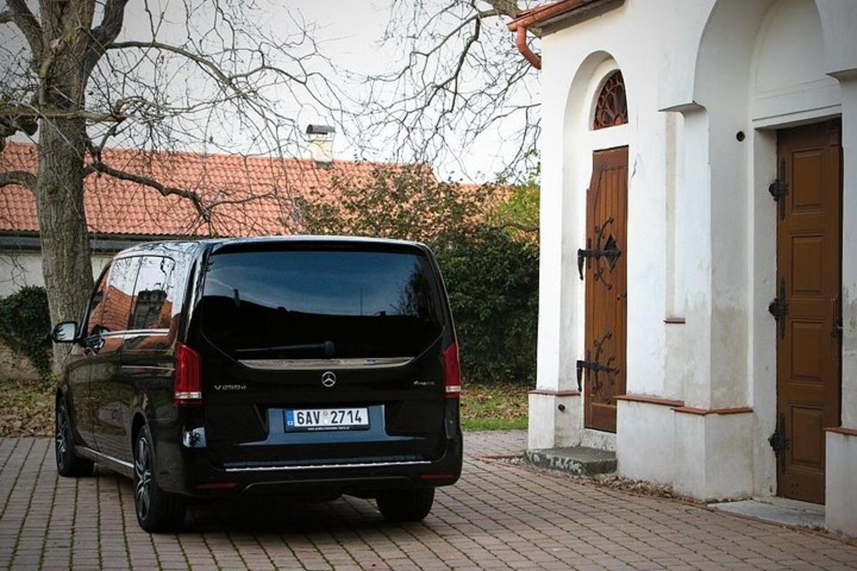 ένα μαύρο αυτοκίνητο παρκαρισμένο μπροστά από ένα κτίριο