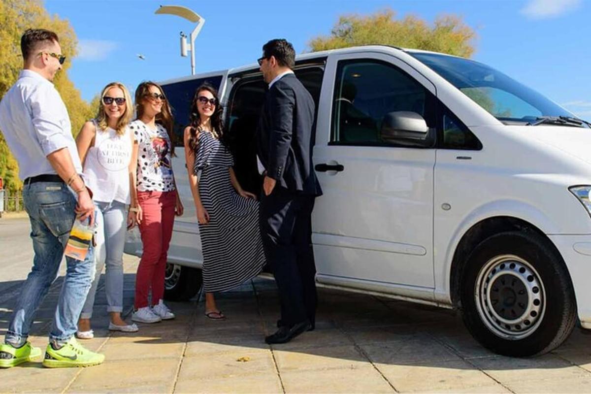 مجموعة من الأشخاص يقفون بجانب شاحنة بيضاء