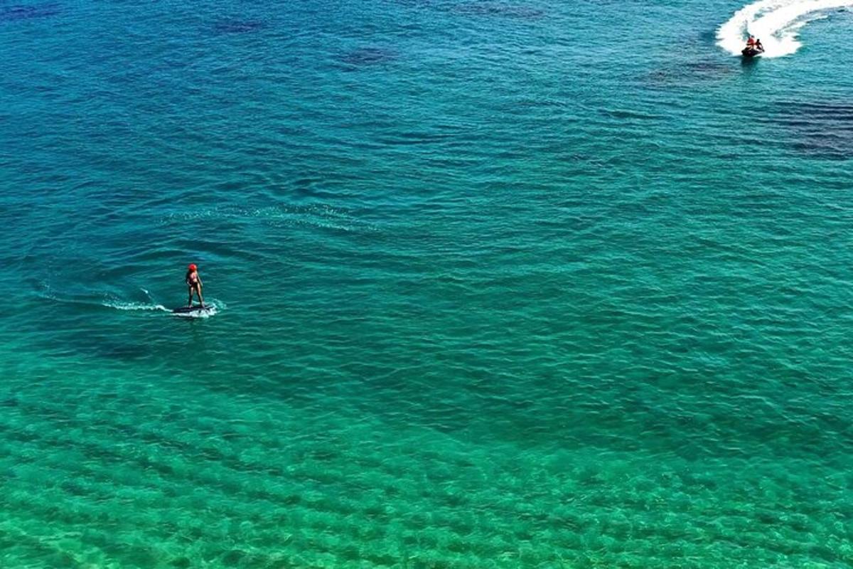 una persona su una barca in acqua
