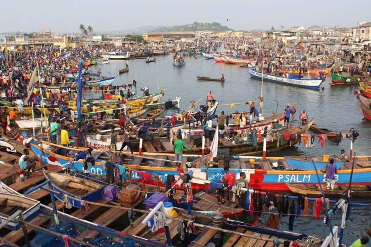 กลุ่มเรือในน้ำพร้อมผู้คนอยู่บนเรือ