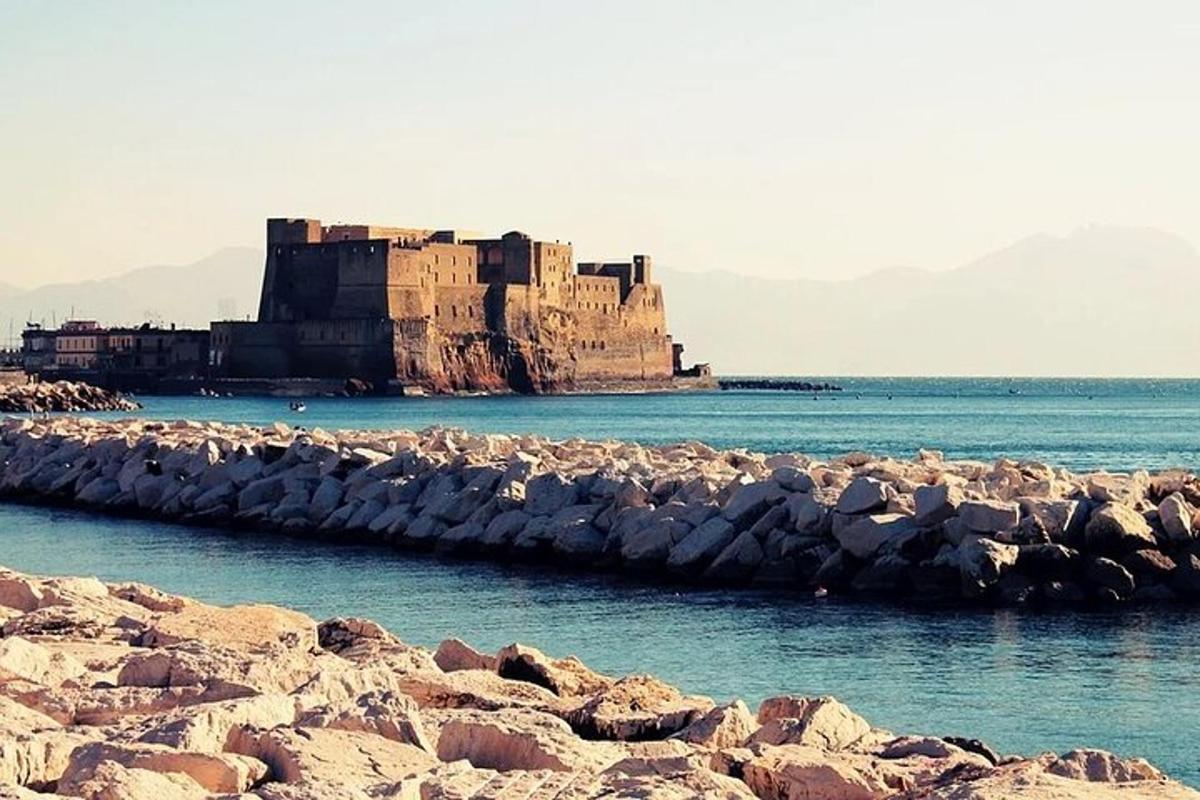 un castel pe o insulă stâncoasă în apă