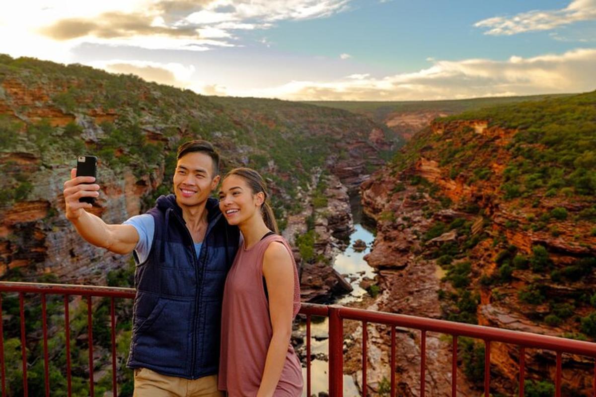 Ein Mann und eine Frau machen ein Foto am Grand Canyon