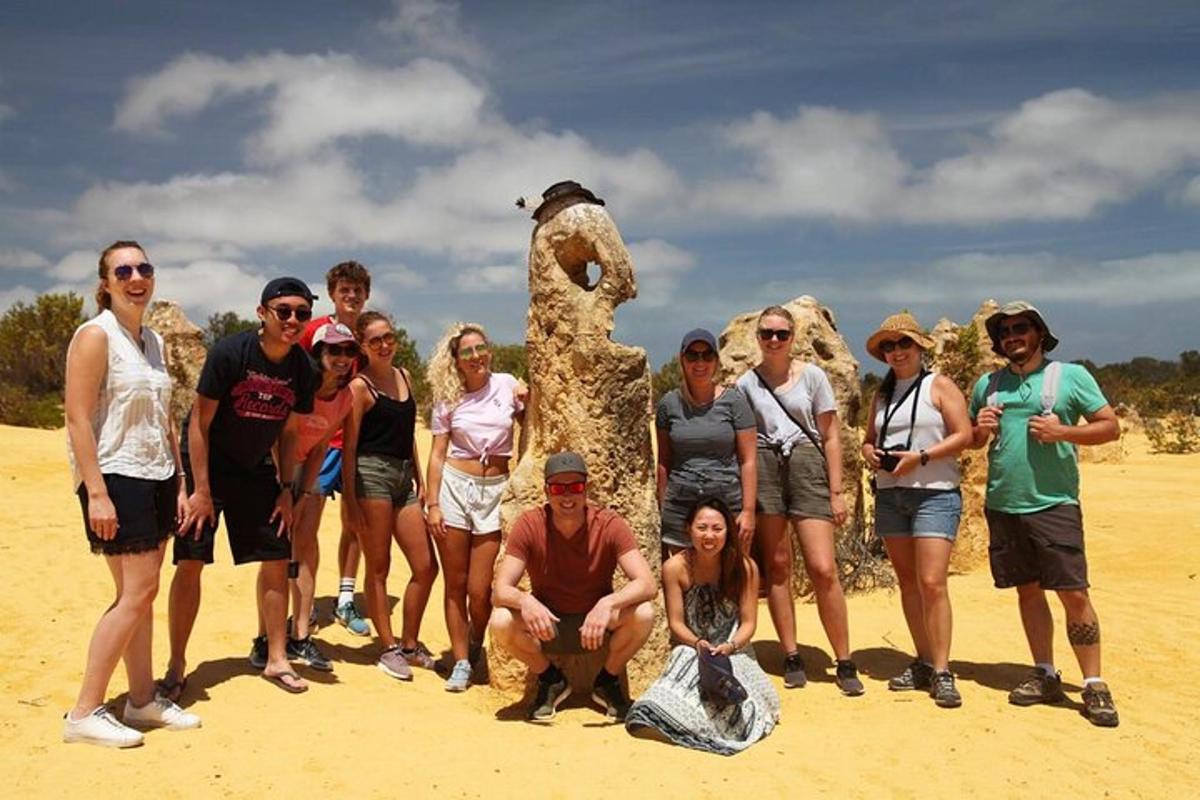 eine Gruppe von Menschen steht vor einer Statue
