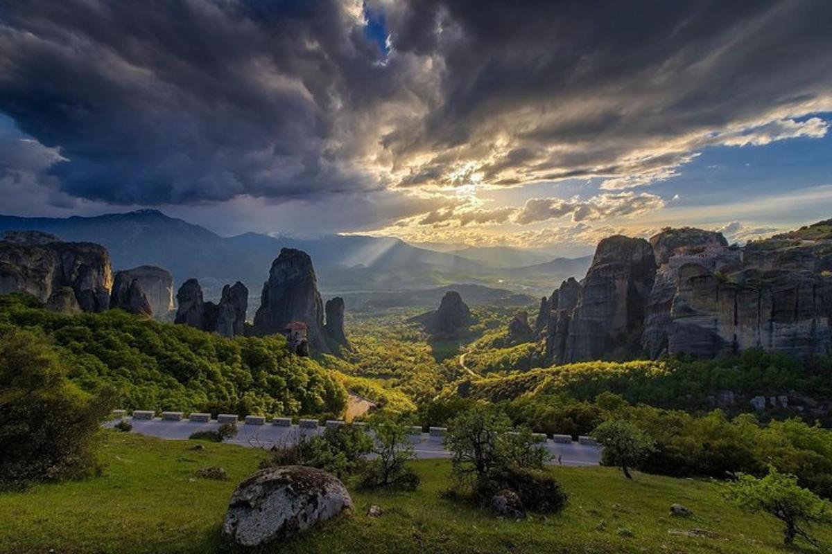 una vista di un canyon con rocce e un fiume