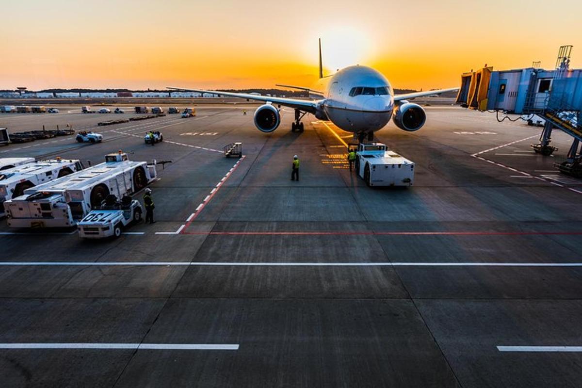 Un avión está estacionado en la pista de un aeropuerto.
