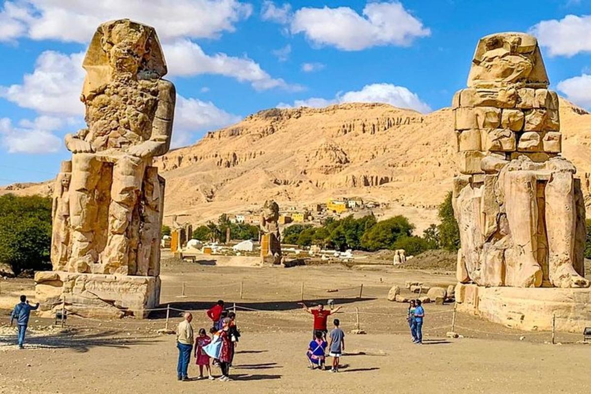 مجموعة من الأشخاص يقفون أمام تمثالين حجريين