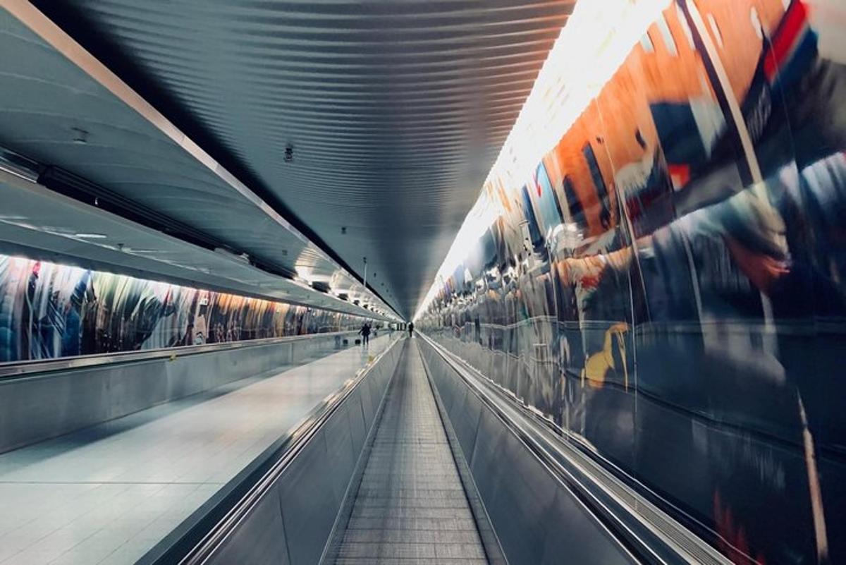 uma escada rolante de metrô vazia em uma estação de metrô