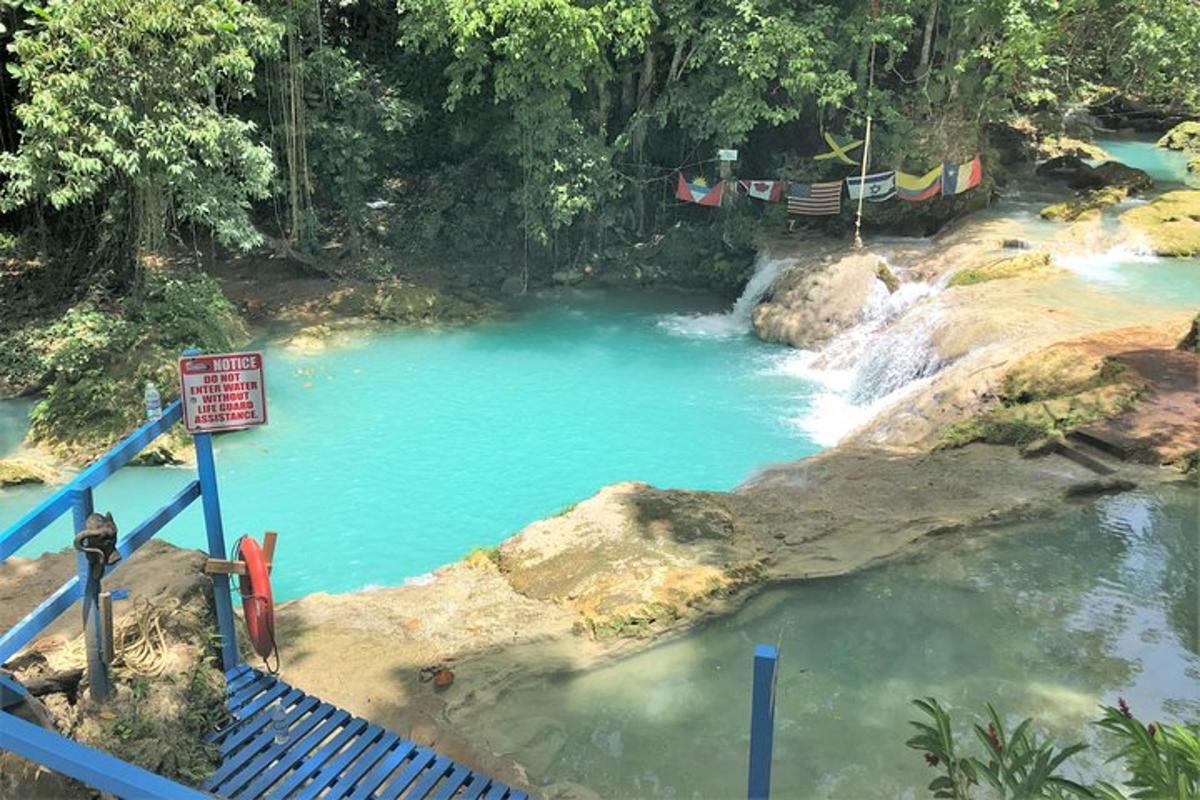 kolam air biru di sebelah sungai