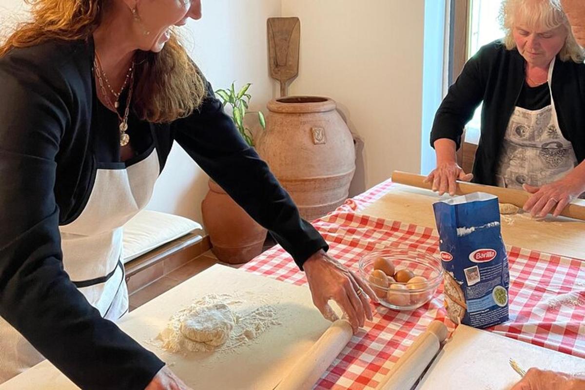 due donne in piedi attorno a un tavolo che preparano il cibo