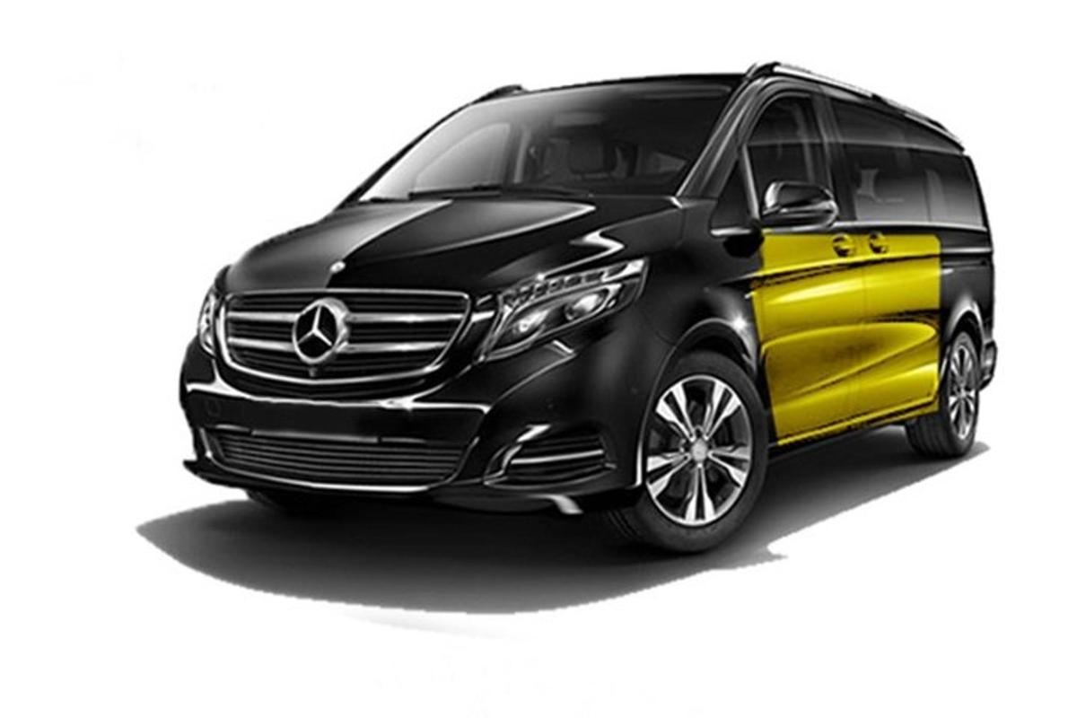 um carro preto e amarelo em um fundo branco