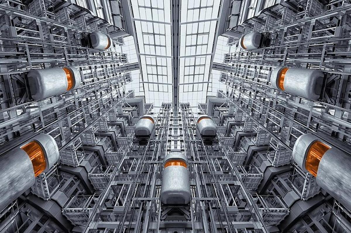 Una vista de un edificio alto desde el interior.
