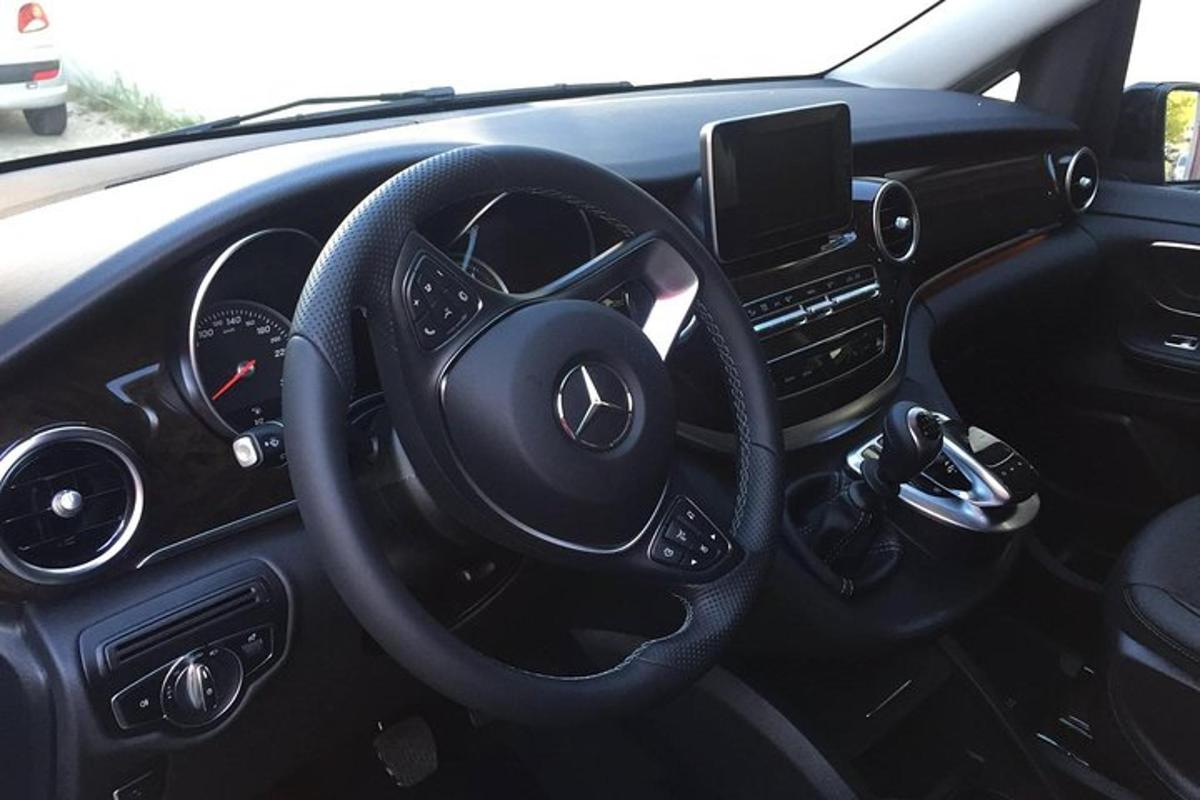 pohled na volant vozu Acedes Benz