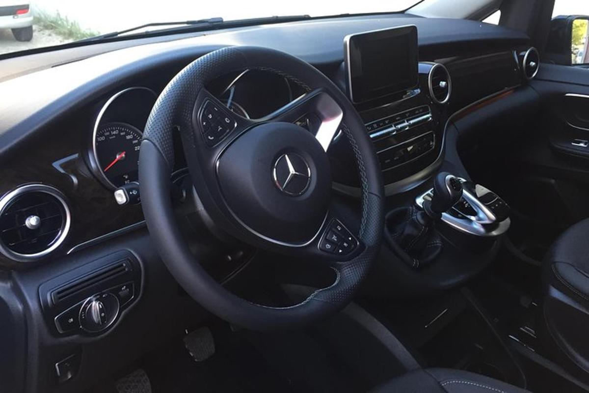 detailní záběr na volant auta