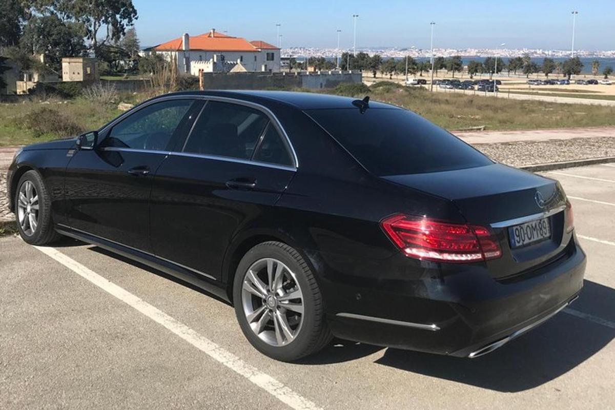 černé auto zaparkované na parkovišti