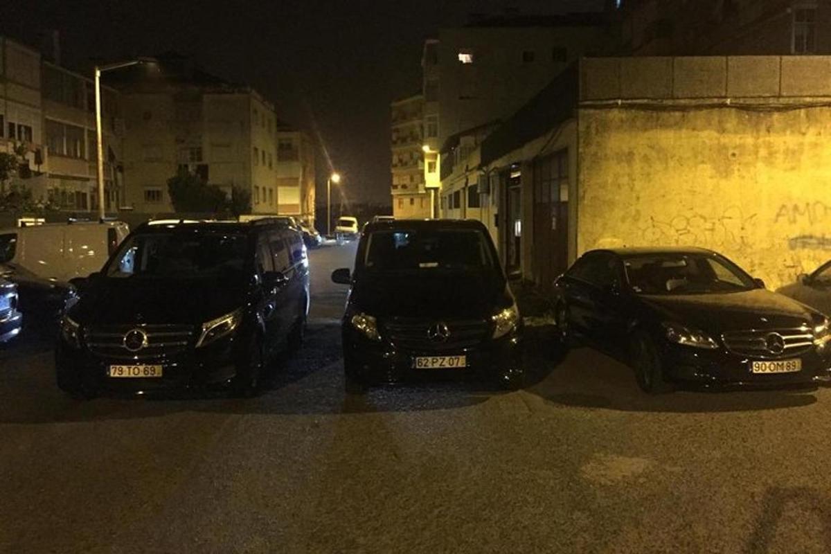 Δύο αυτοκίνητα παρκαρισμένα σε έναν δρόμο τη νύχτα