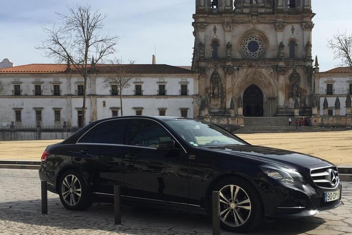 černé auto zaparkované před budovou