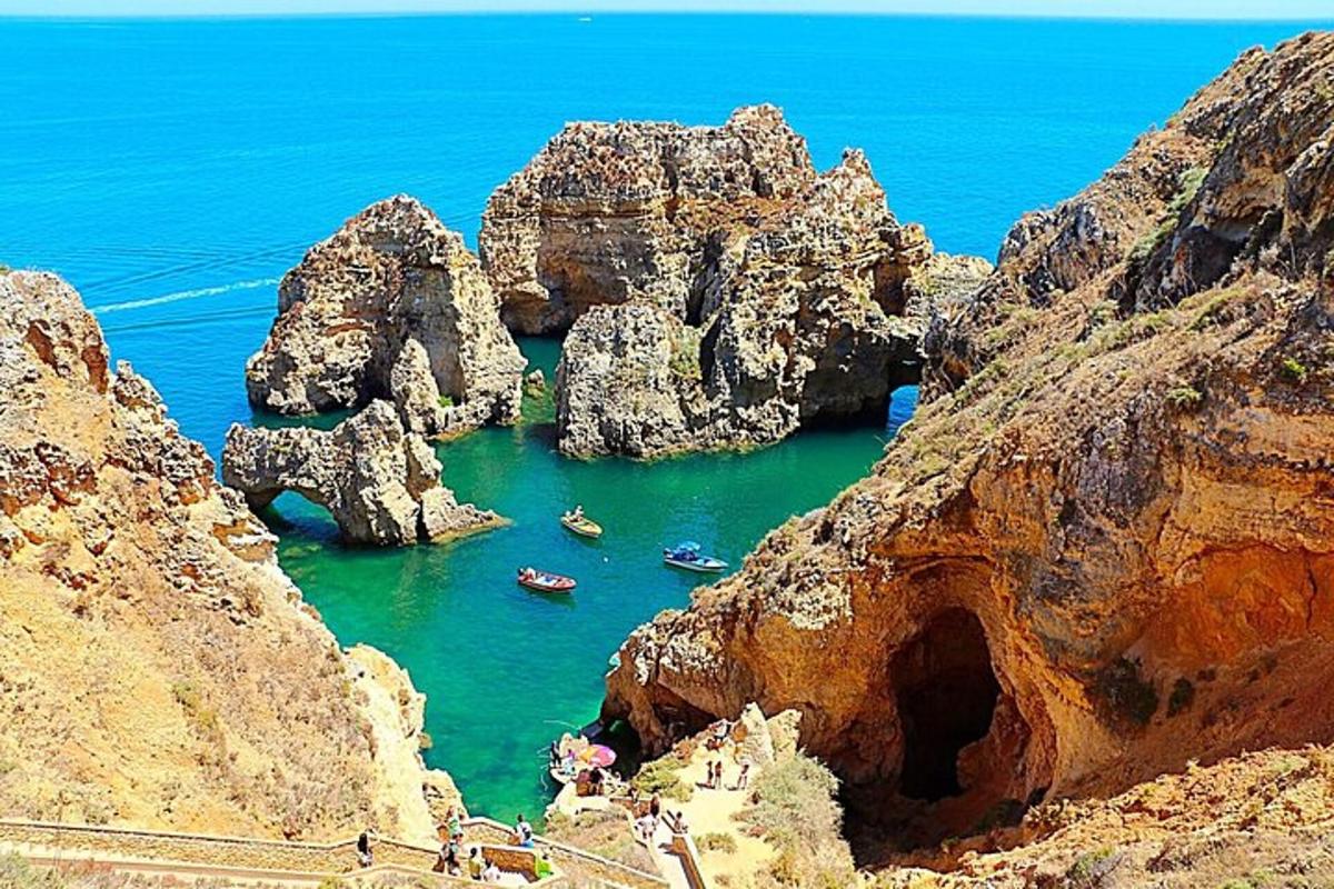 un grupo de rocas en un cuerpo de agua con barcos