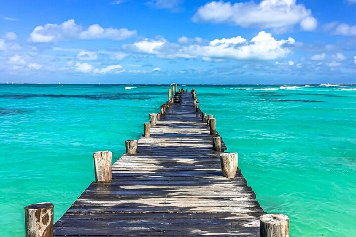 un molo di legno si estende nell'oceano blu