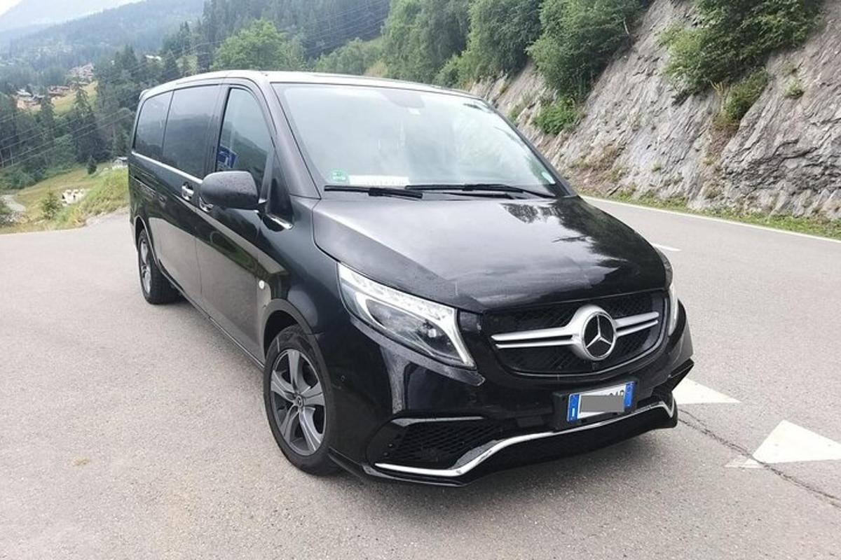 črn avto je parkiran na cesti