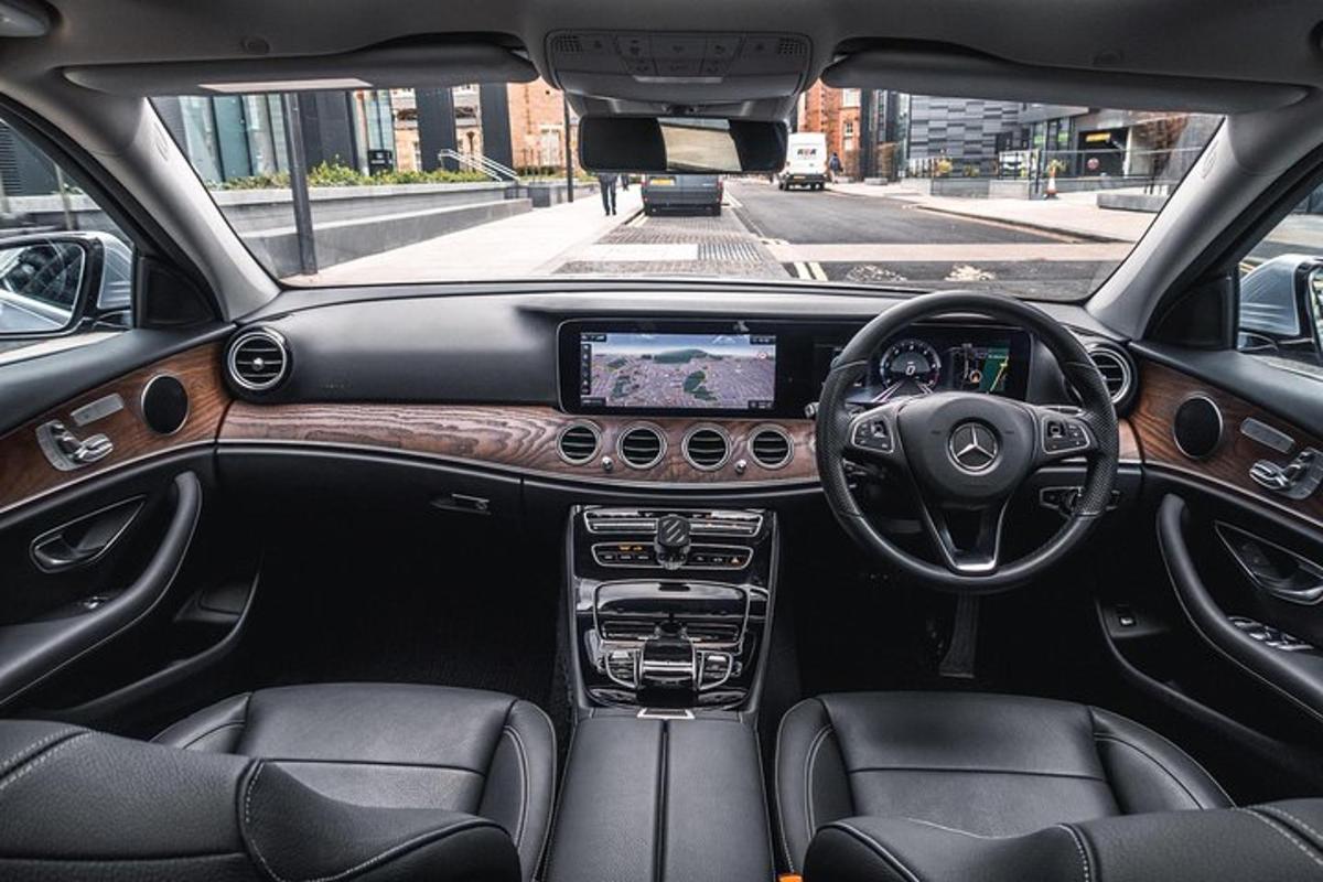 pohled na palubní desku vozu Acedes Benz