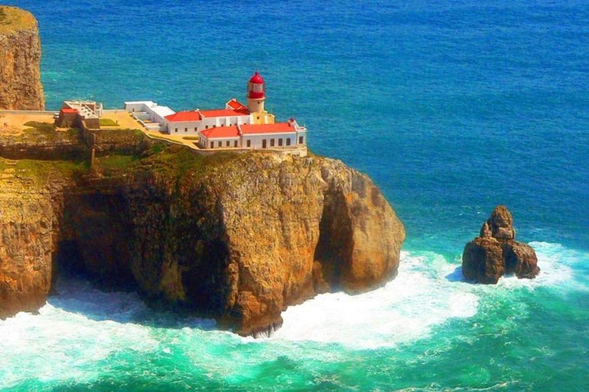 un faro en un acantilado en el océano