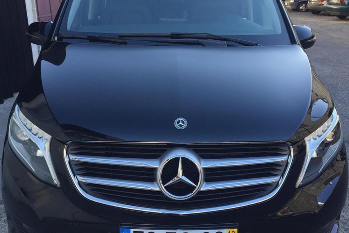 auto Mercedes Benz zaparkované na parkovisku